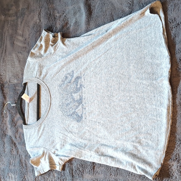 💵2/$10Bundle and Save💵 Prairie Mountain| Grey T-shirt With Blue Bear Print - Picture 4 of 8